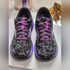 Brooks Women's Athletic Shoes - Black and Pink